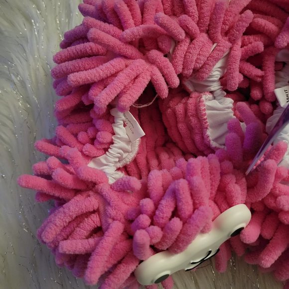 Llama Cleaning Slippers - Picture 8 of 9